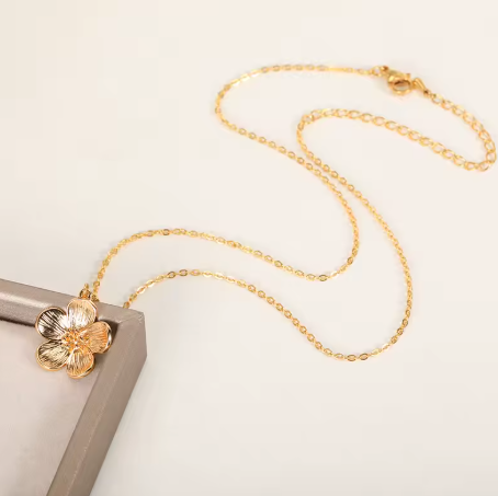 Colliers avec pendentif fleur