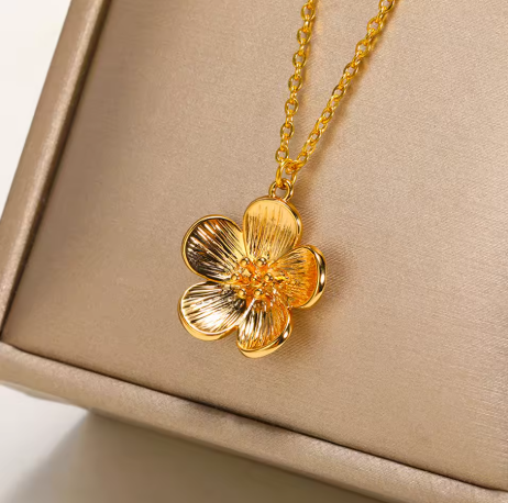 Colliers avec pendentif fleur